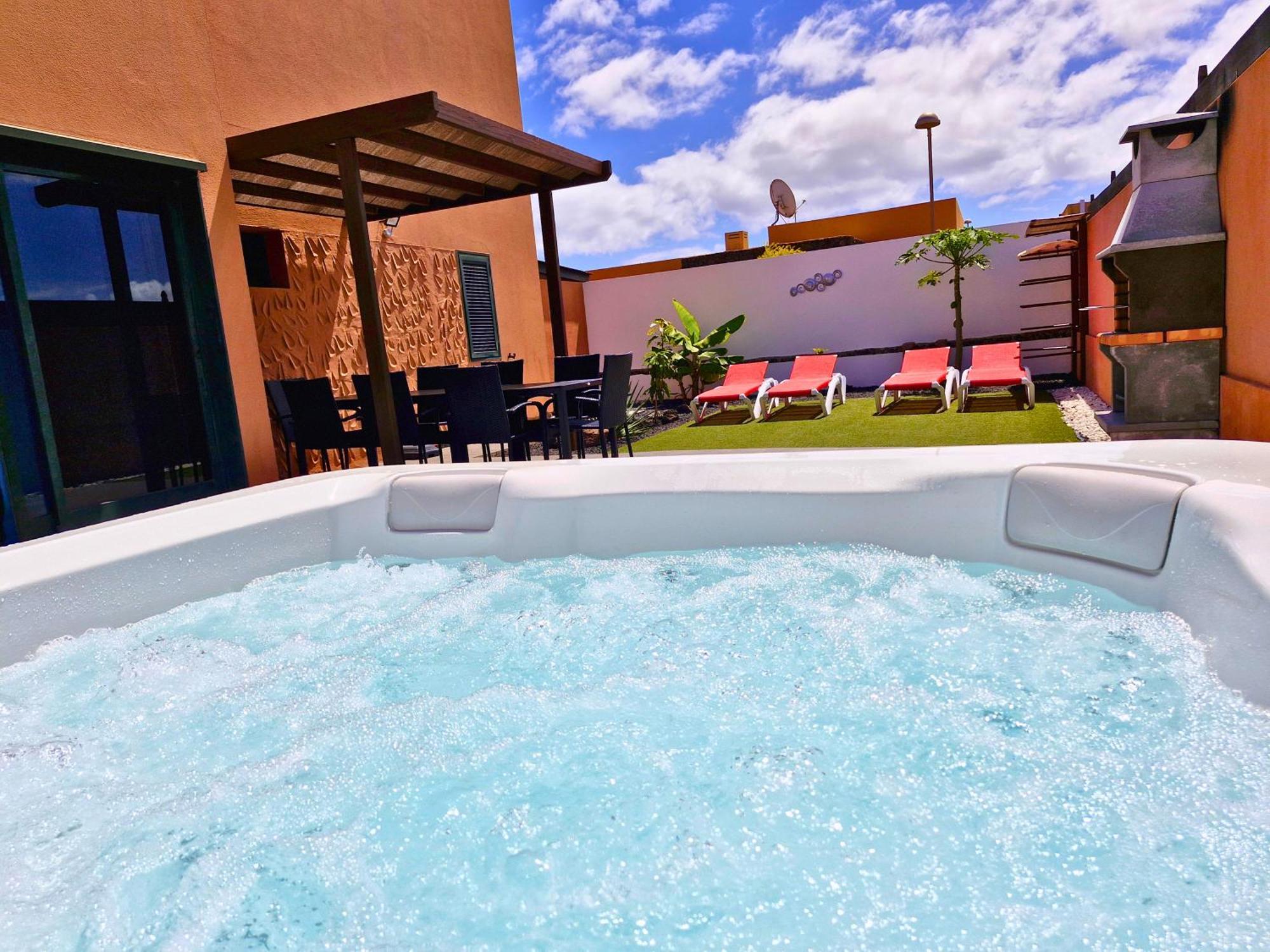 Sunrise Surf House, Big Garden, Hot Tub, Parking, Super-fast Free Wi-fi Corralejo